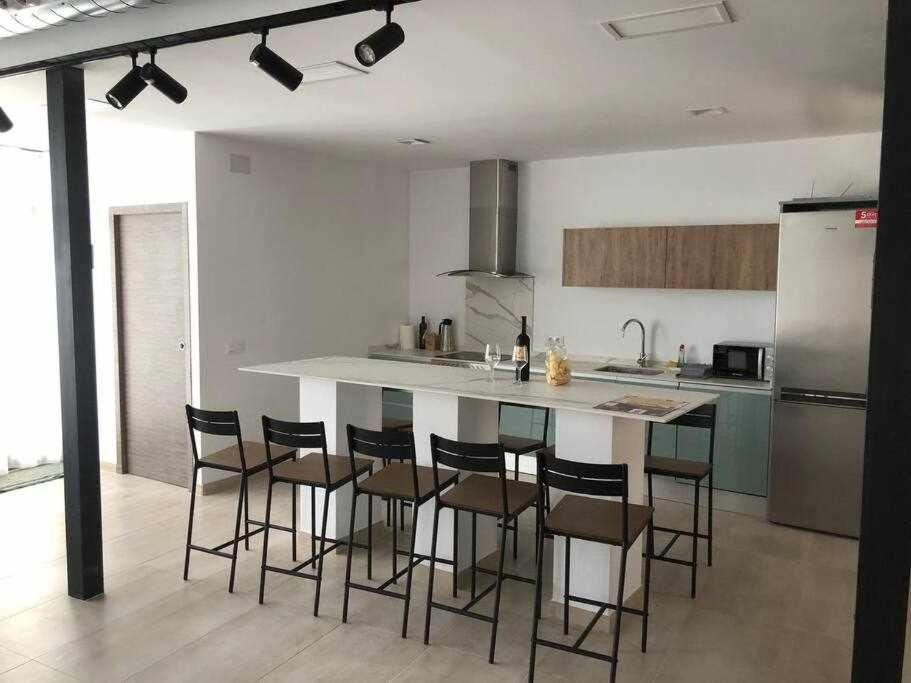 Alojamiento El Pez Casa Con Piscina Climatizada Villafranca de los Caballeros المظهر الخارجي الصورة