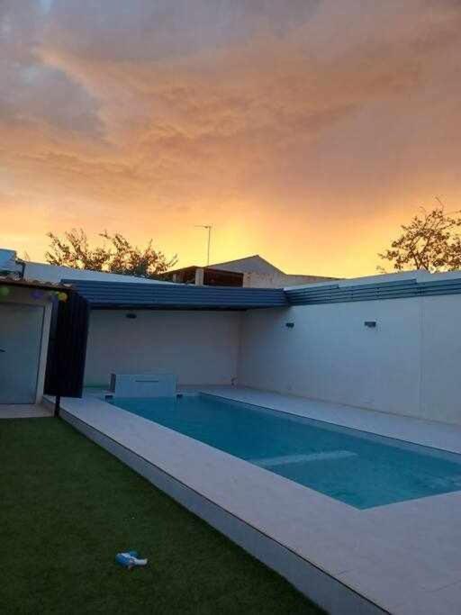 Alojamiento El Pez Casa Con Piscina Climatizada Villafranca de los Caballeros المظهر الخارجي الصورة