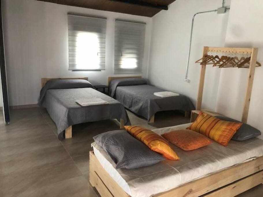 Alojamiento El Pez Casa Con Piscina Climatizada Villafranca de los Caballeros المظهر الخارجي الصورة