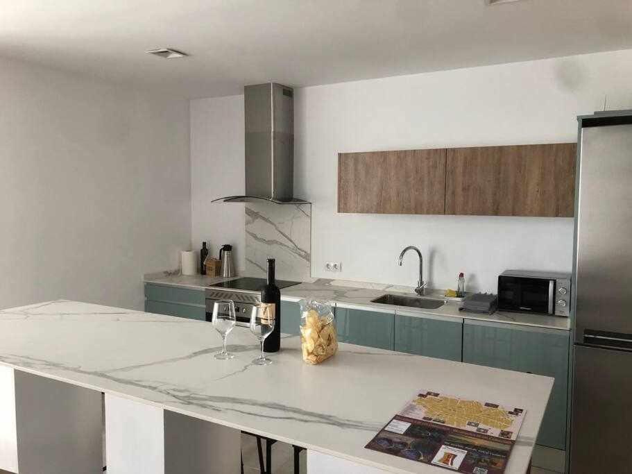 Alojamiento El Pez Casa Con Piscina Climatizada Villafranca de los Caballeros المظهر الخارجي الصورة