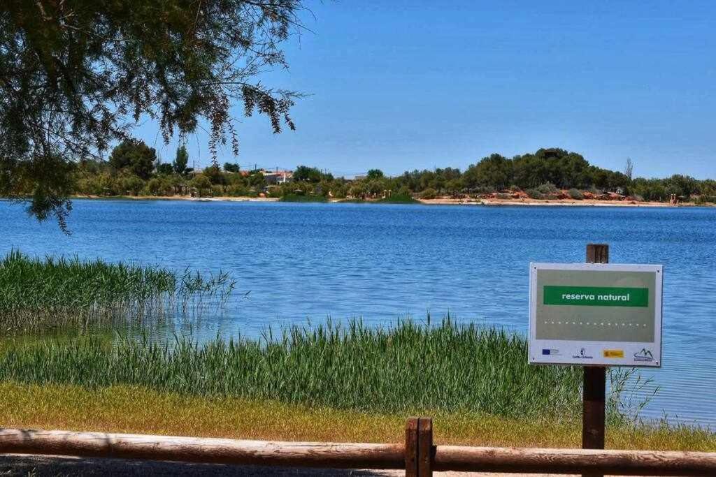 Alojamiento El Pez Casa Con Piscina Climatizada Villafranca de los Caballeros المظهر الخارجي الصورة