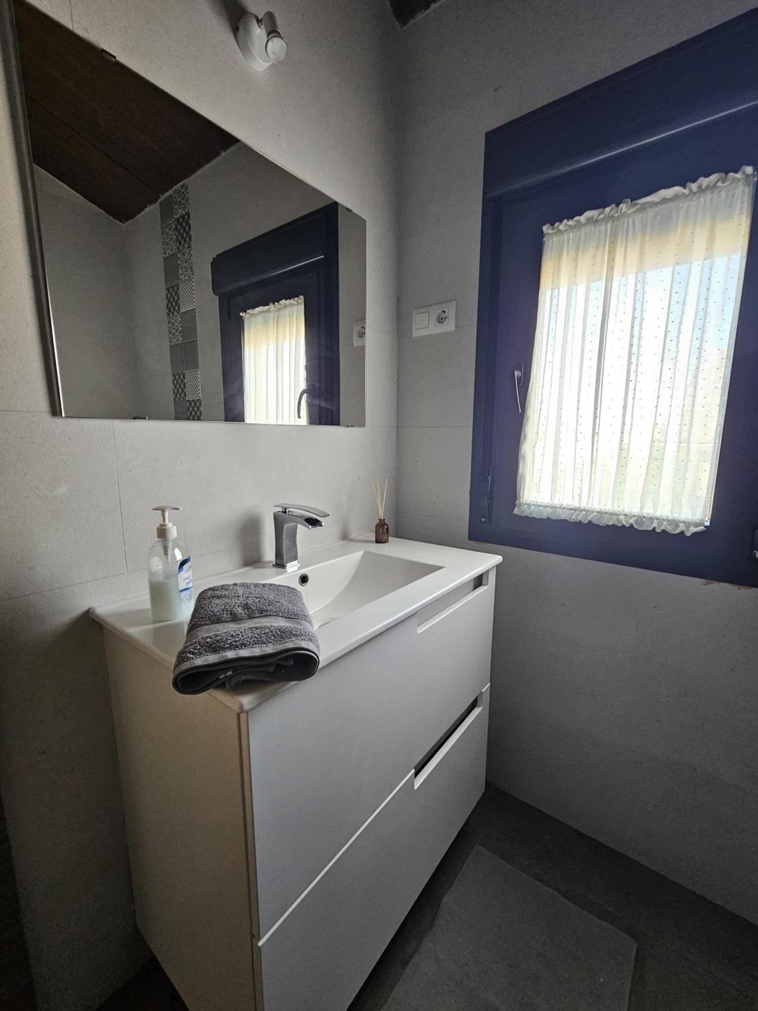 Alojamiento El Pez Casa Con Piscina Climatizada Villafranca de los Caballeros المظهر الخارجي الصورة