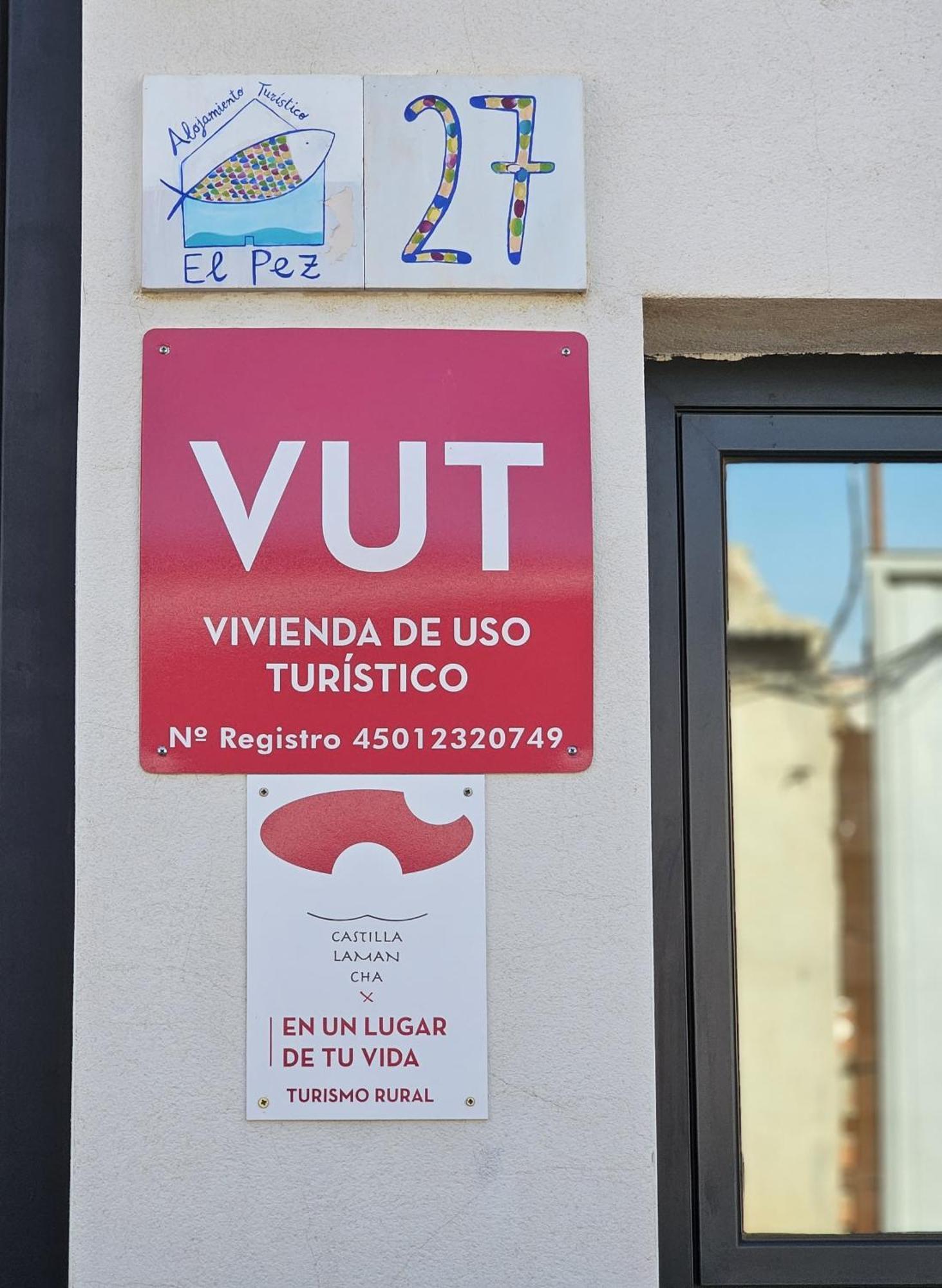 Alojamiento El Pez Casa Con Piscina Climatizada Villafranca de los Caballeros المظهر الخارجي الصورة